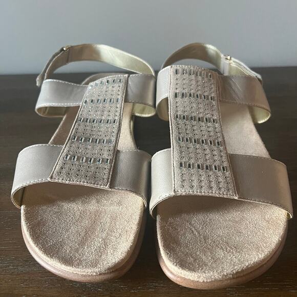 Easy Spirit Woman’s Hazel Leather Embellished Flat Metallic Sandals- Size 12W - Picture 2 of 13